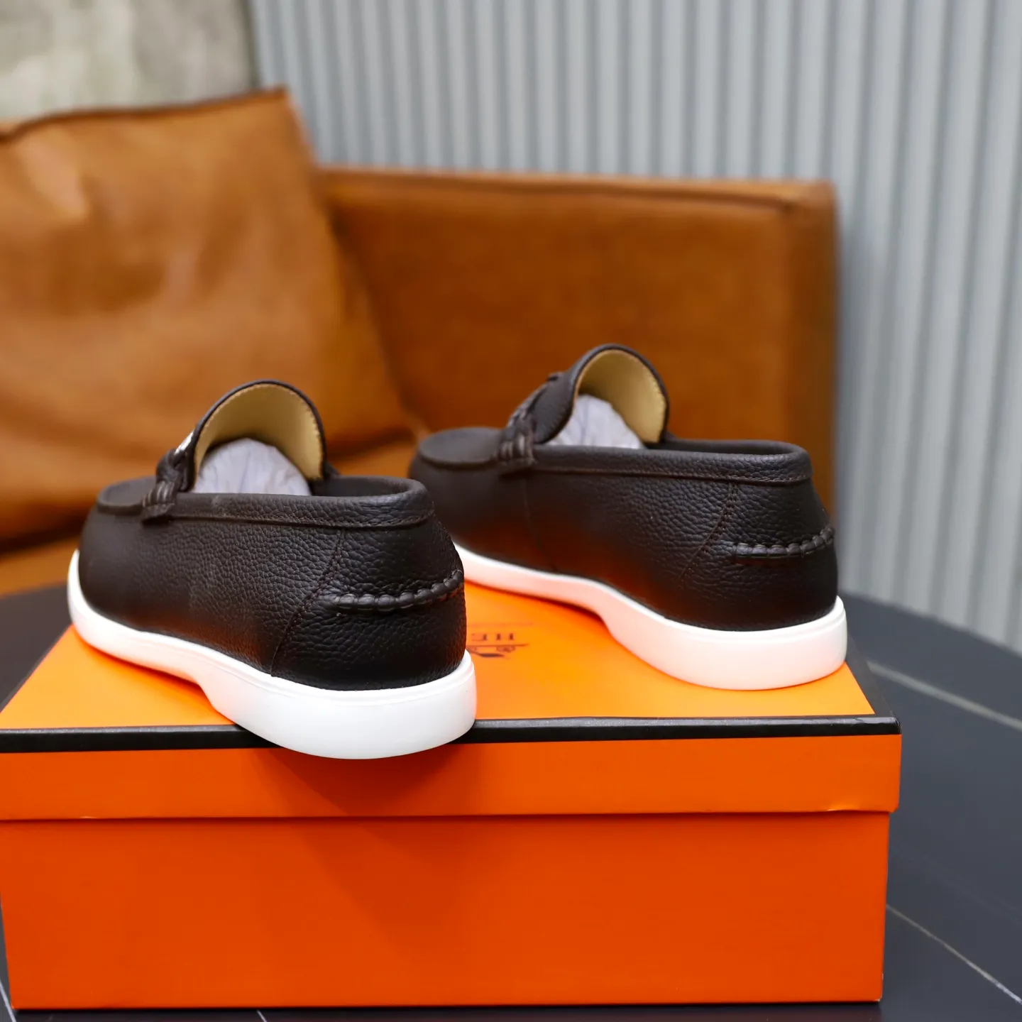 Ex-factory price: 560💰Hermès/Hermès slip-on men's shoes. This shoe is made of imported pebbled cowhide. It has simple and smooth lines and is combined with aerodynamically designed 3CM rubber foam ultra-light soles! Youthful and fashionable, classic H-shaped hardware buckle decoration, calf lining gently wraps the feet, with logo cowhide feet, casual and urban style, highlighting youthful vitality, sports and leisure version, super versatile, code number: 38-39-40-41-42-43-44 standard leather shoe size (45 can be customized but does not support returns)
